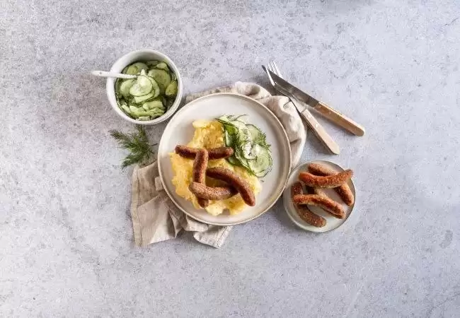 Rețetă Cârnați vegani prăjiți cu piure de cartofi și salată de castraveți