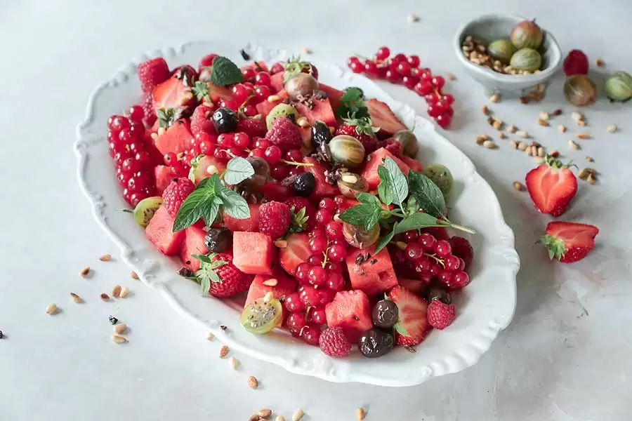 Rețetă Salată bio de fructe de pădure cu măsline turcești